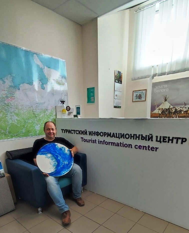 Андрей Савельев с подарком в Туристском информационном центре Ненецкого автономного округа 