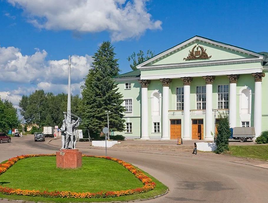 Спасская площадь. Скульптурная композиция «Наука и труд» (1964г)