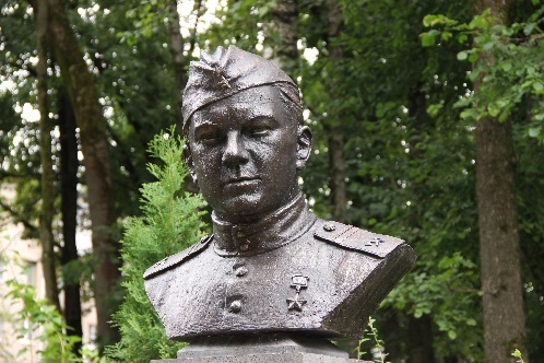 Аллея Героев. Бюст Н.А. Федина