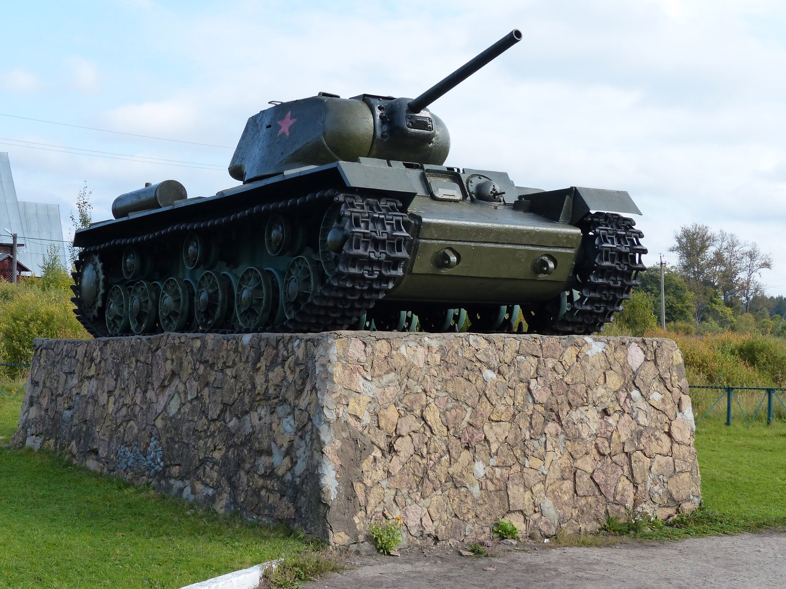 Памятный знак: танк «КВ-1С» в п. Парфино