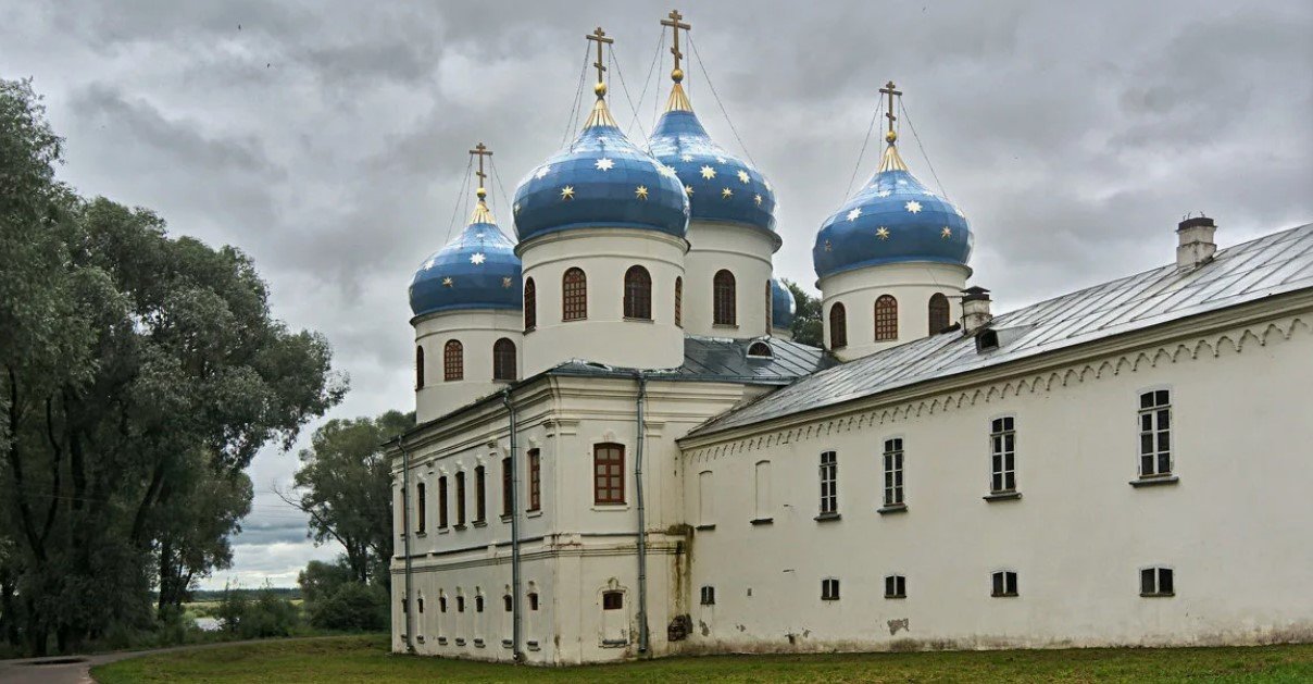 Крестовоздвиженский собор в Юрьевом монастыре