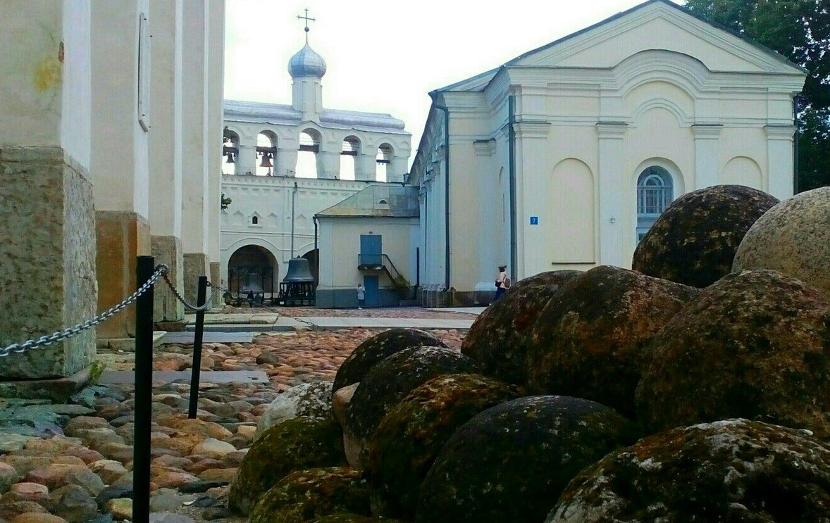 Каменные ядра у Софийского собора