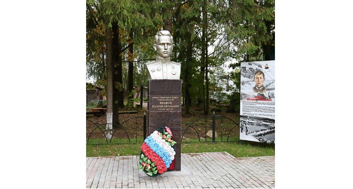 Памятник В.Е. Иванову