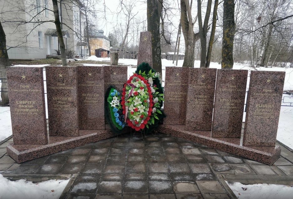 Памятник «Защитнику Отечества от благодарных потомков» и воинский мемориал