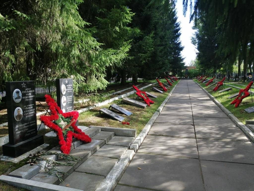 Воинское захоронение, Гранитный обелиск в п. Крестцы