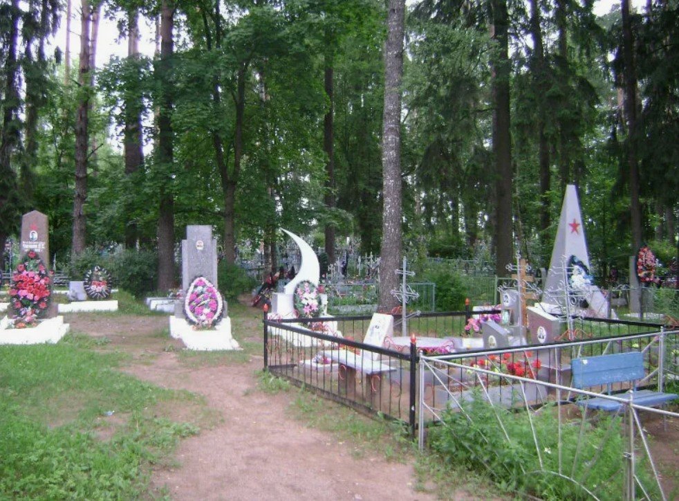 Воинское захоронение из братской и 67 одиночных могил в п. Крестцы