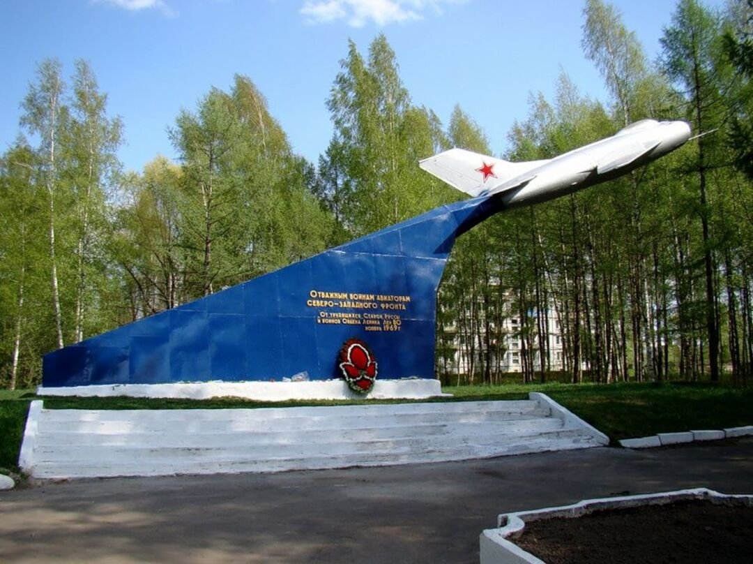 Памятник отважным авиаторам Северо-Западного фронта