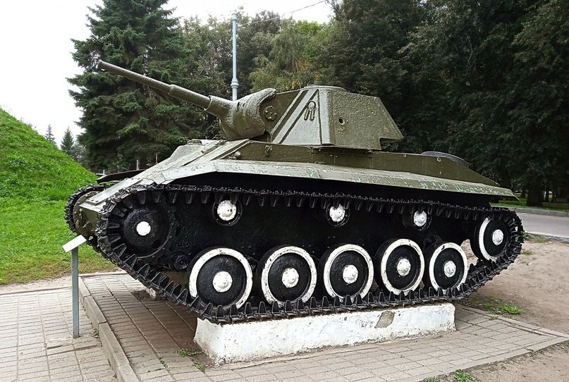 Танк-памятник Т-70М