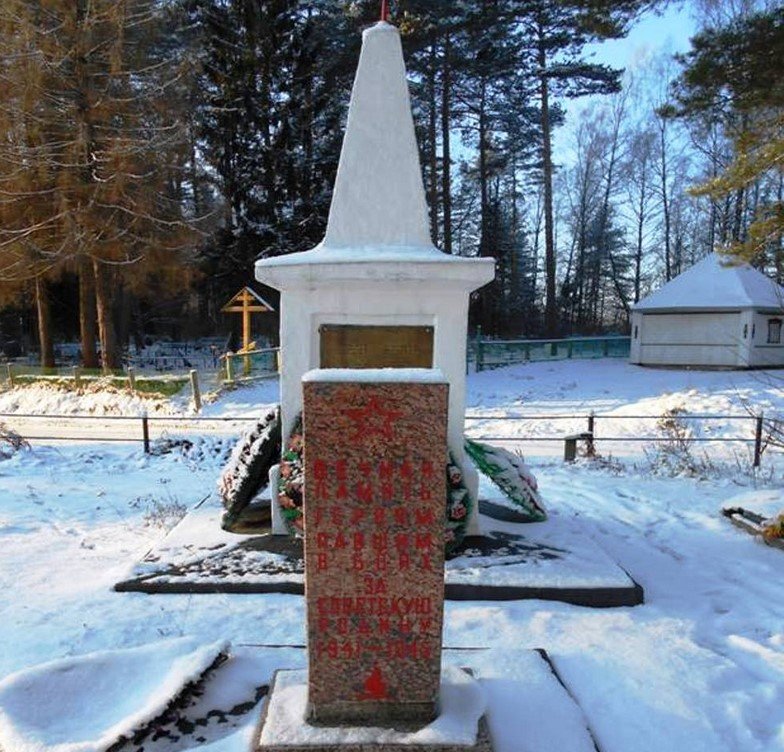 Воинское захоронение, Бетонный обелиск в п. Крестцы