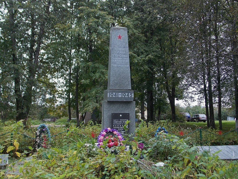 Братская могила в д. Малые Торошковичи