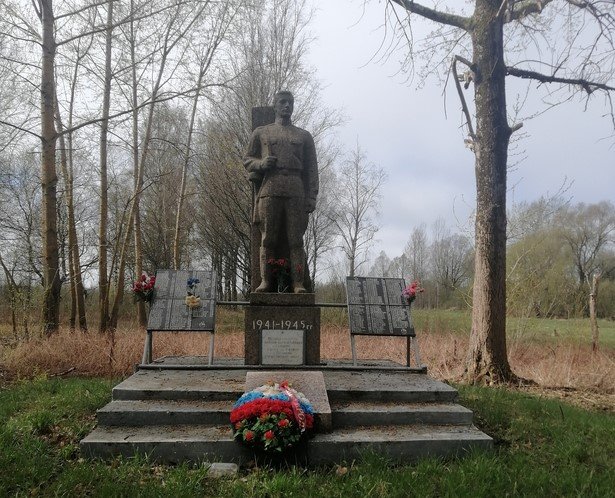 Памятник односельчанам, погибшим во время Великой Отечественной войны в Холынье