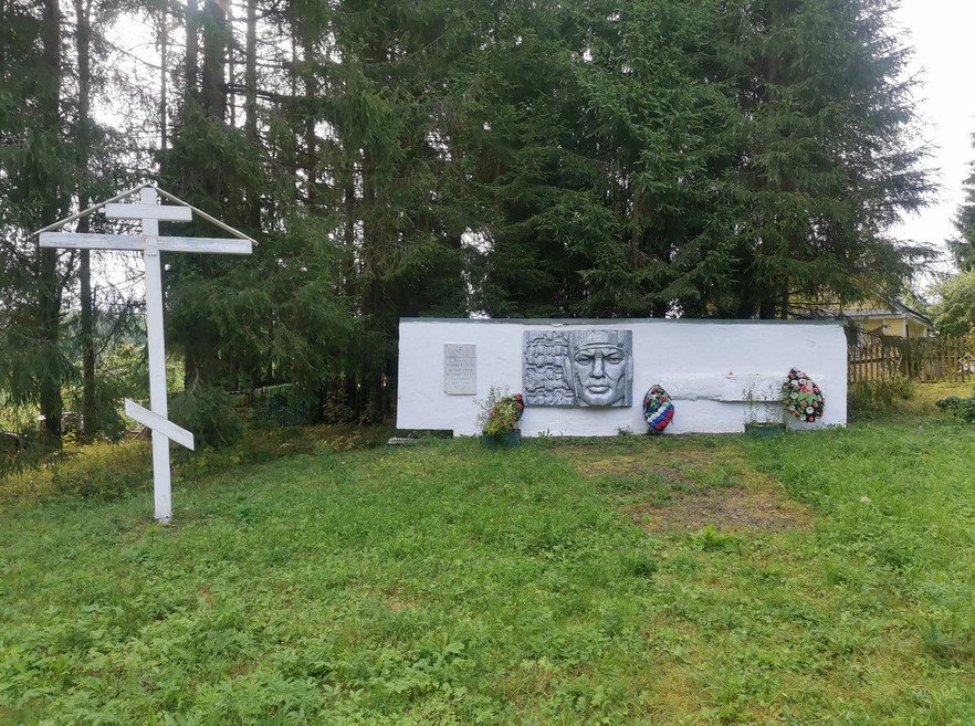 Памятный обелиск Герою Советского союза Комлеву С.П. в п. Крестцы
