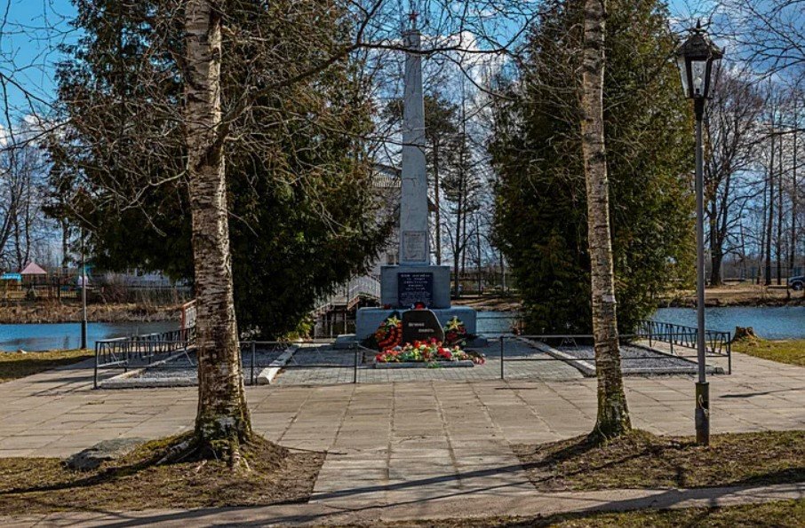 Воинский мемориал в пос. Краснофарфорный