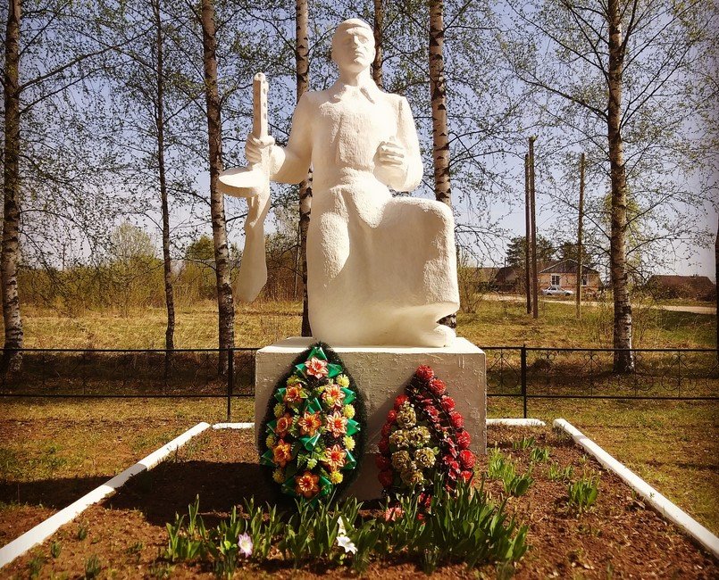 Памятник погибшим во время ВОВ односельчанам
