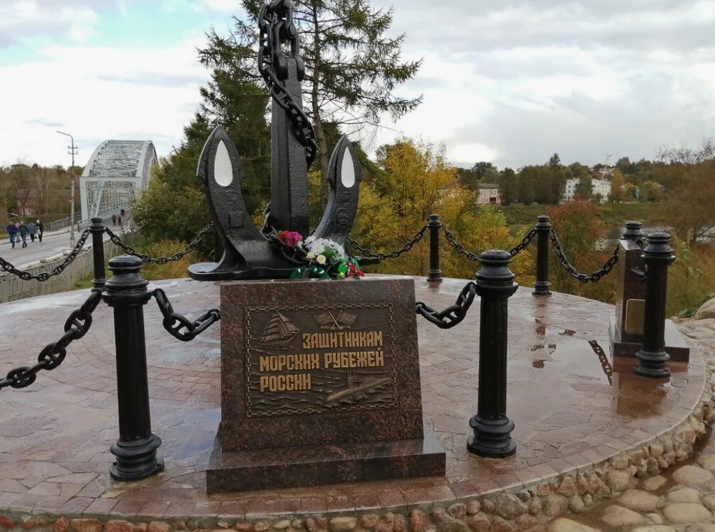 Памятный знак «Защитникам морских рубежей России»
