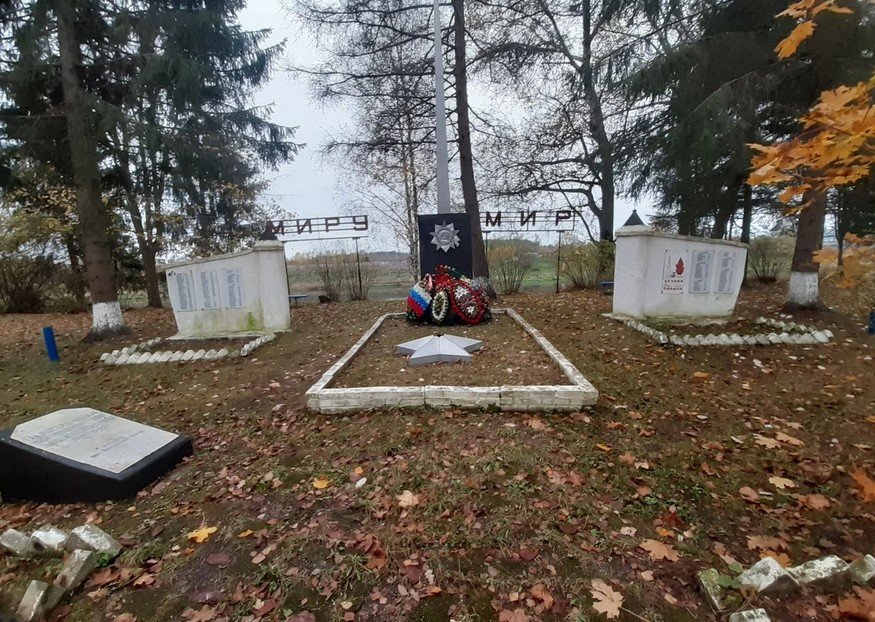 Мемориал в парке Победы в c. Опеченский Посад