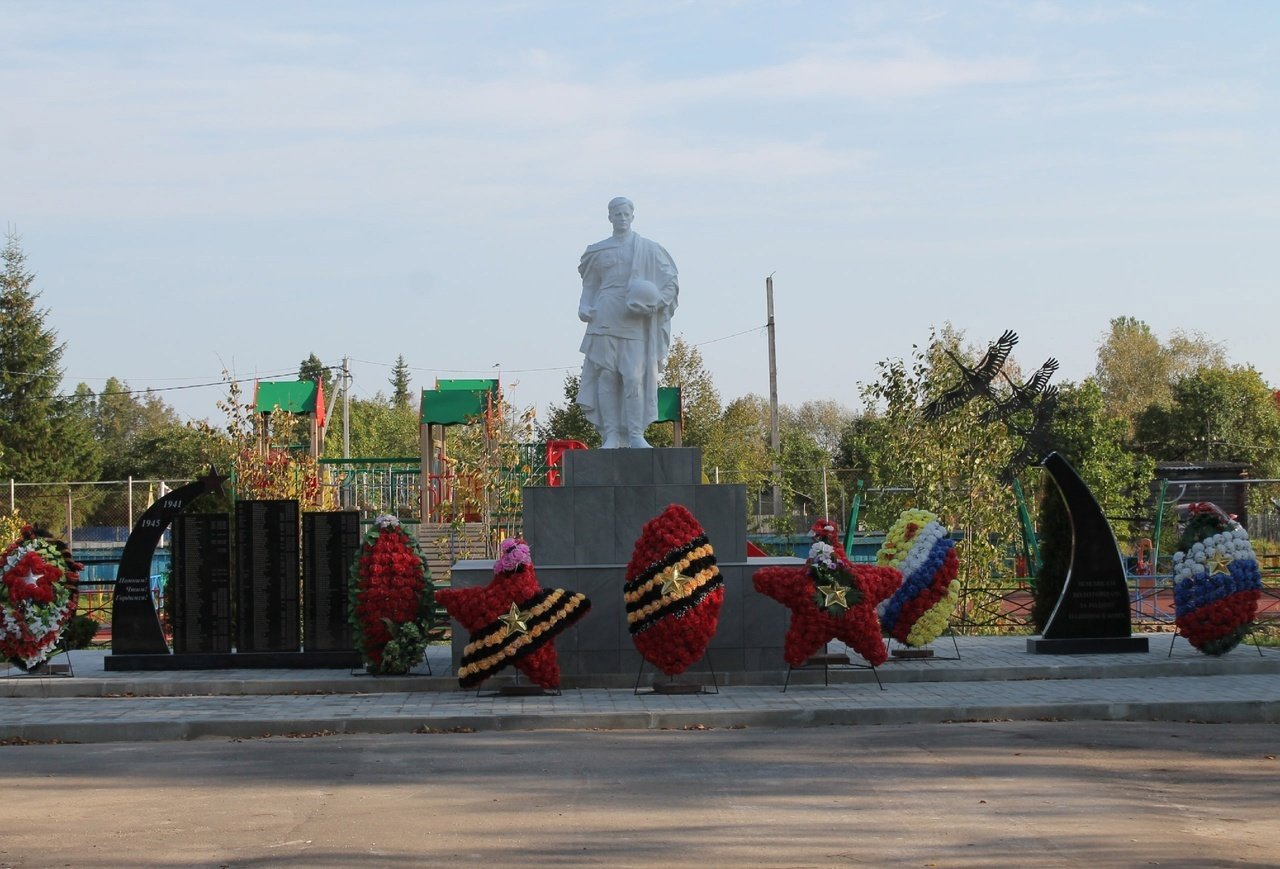 Памятник землякам волотовцам, павшим в годы ВОВ