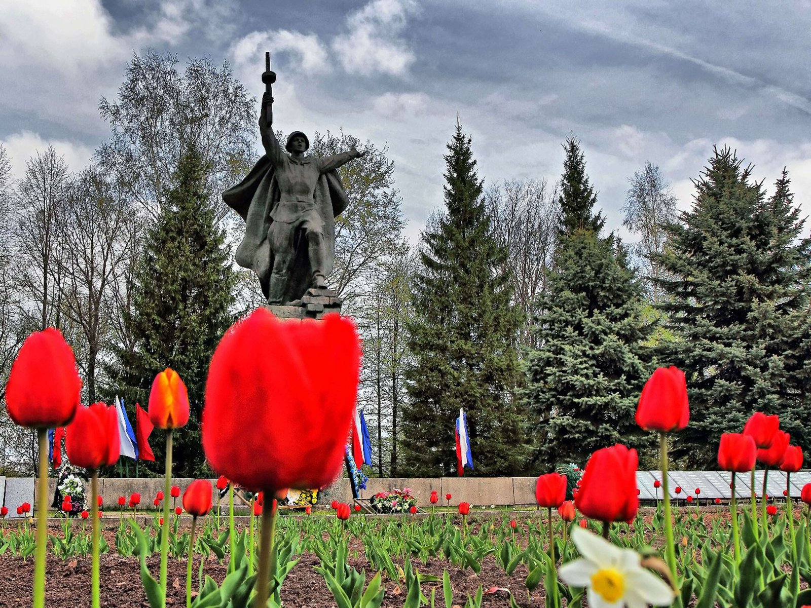 Память о них застыла в камне