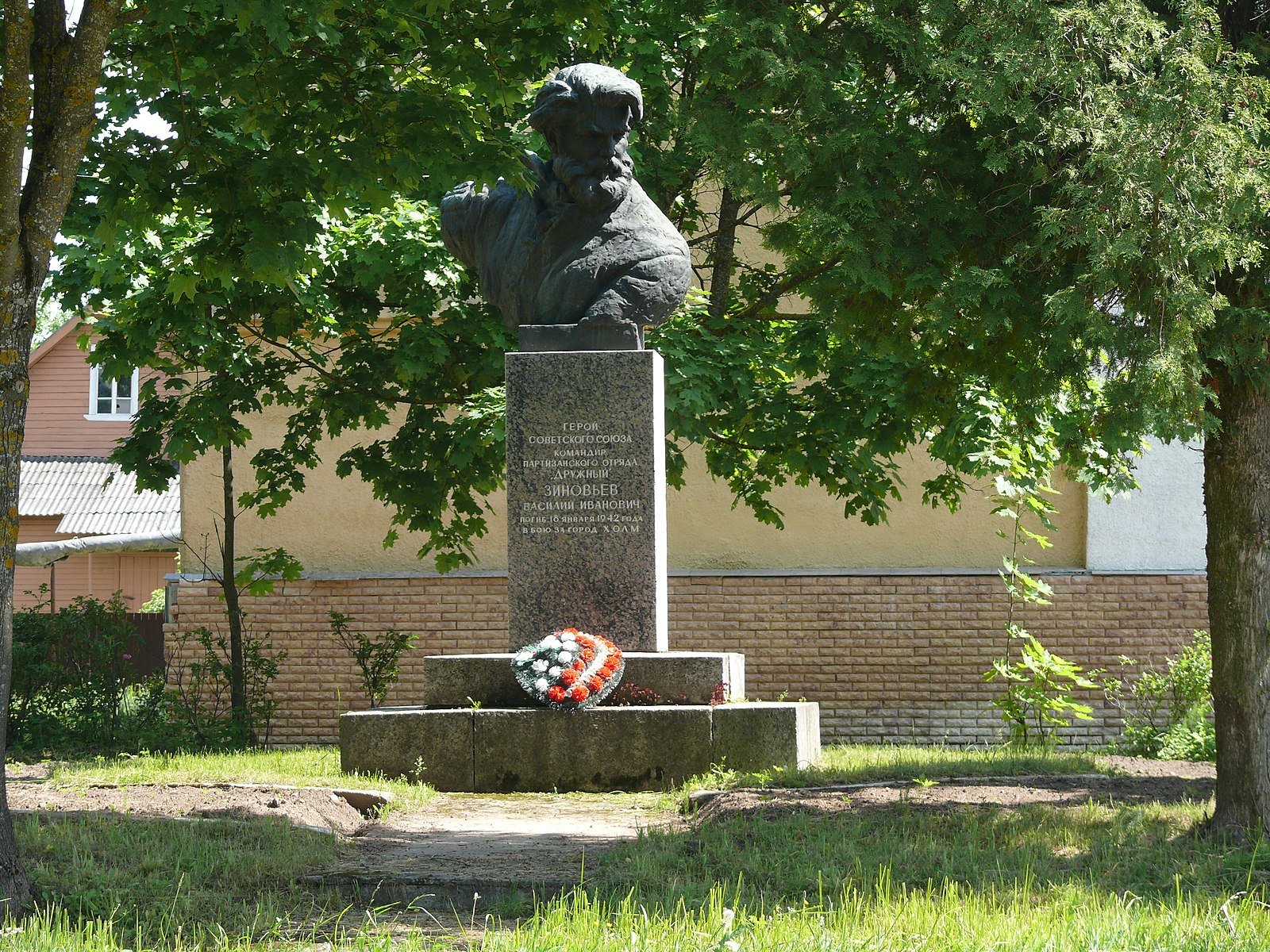 Памятник В.И. Зиновьеву