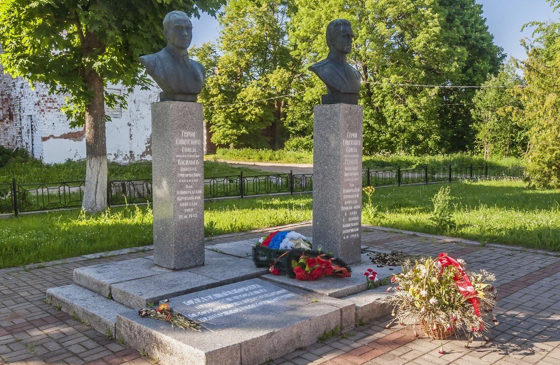 Могила и бюст А.В. Германа