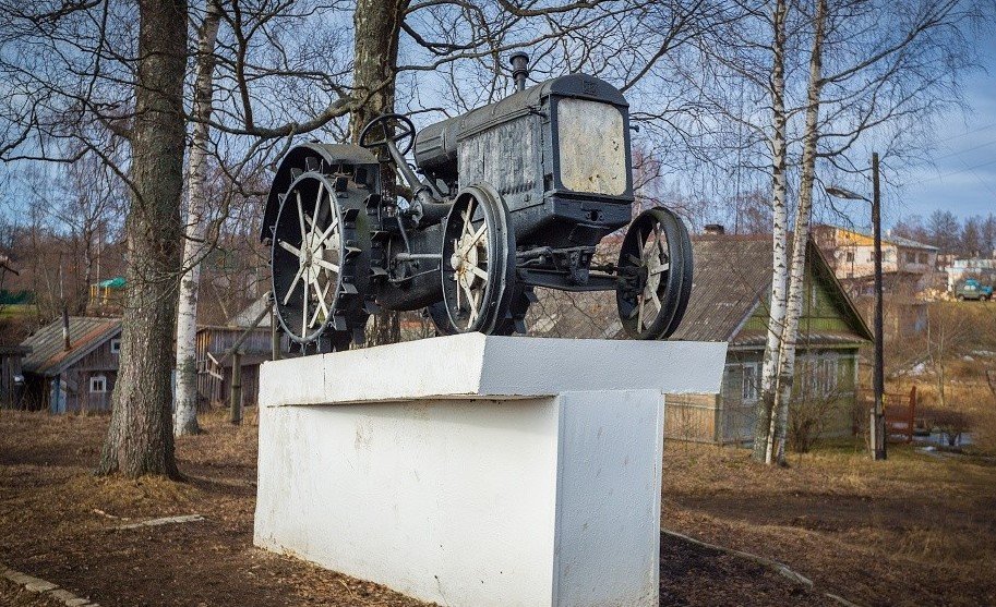 Памятник первым механизаторам