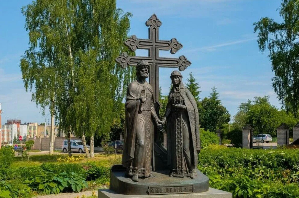 Памятник святым Петру и Февронии