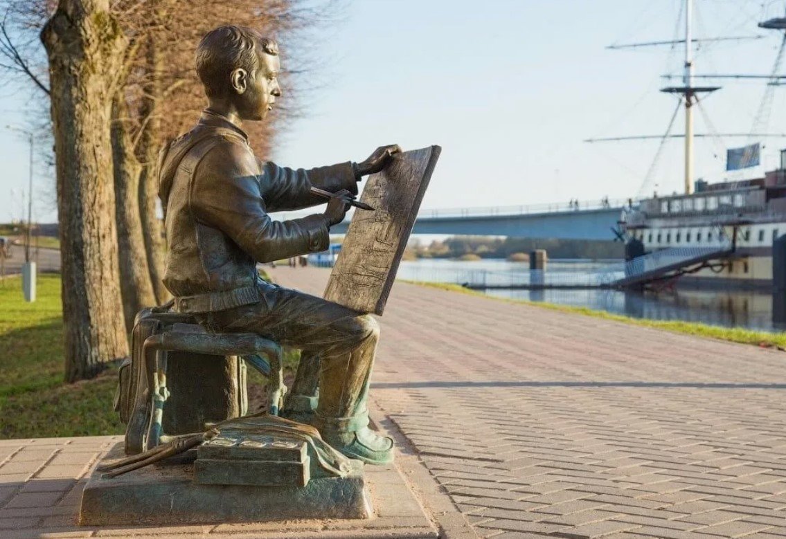 Скульптура «Рисующий мальчик»