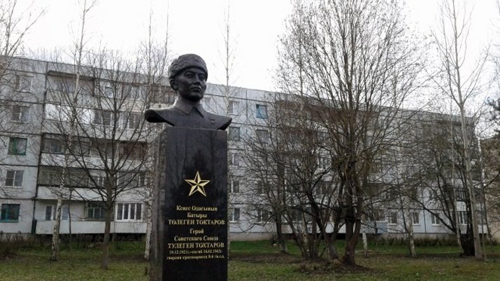 Памятник Тулегену Тохтарову