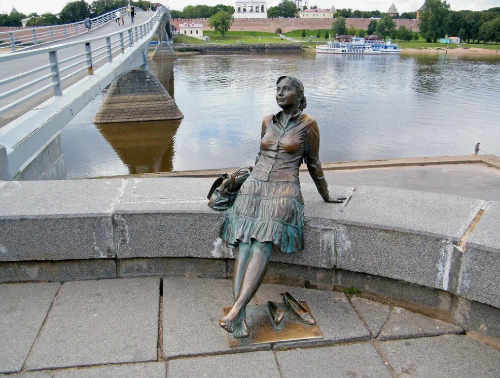 Скульптура «Уставшая туристка»