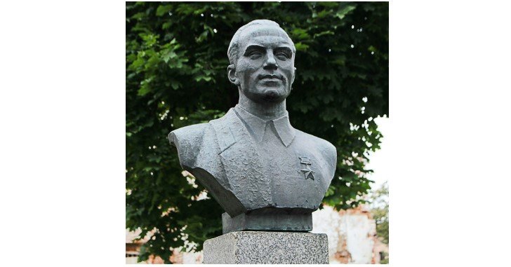 Могила и бюст Н.Г. Васильева