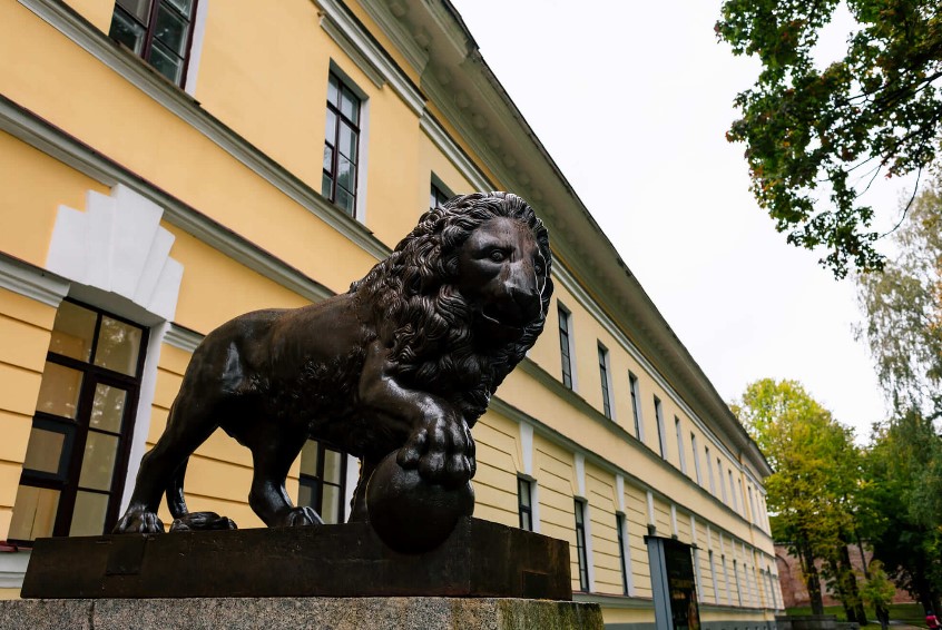 Аракчеевские львы перед зданием Присутственных мест