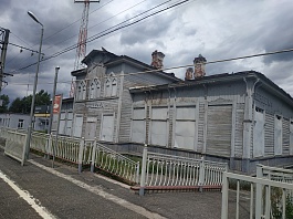 Сохранившийся вокзал станции Боровенка